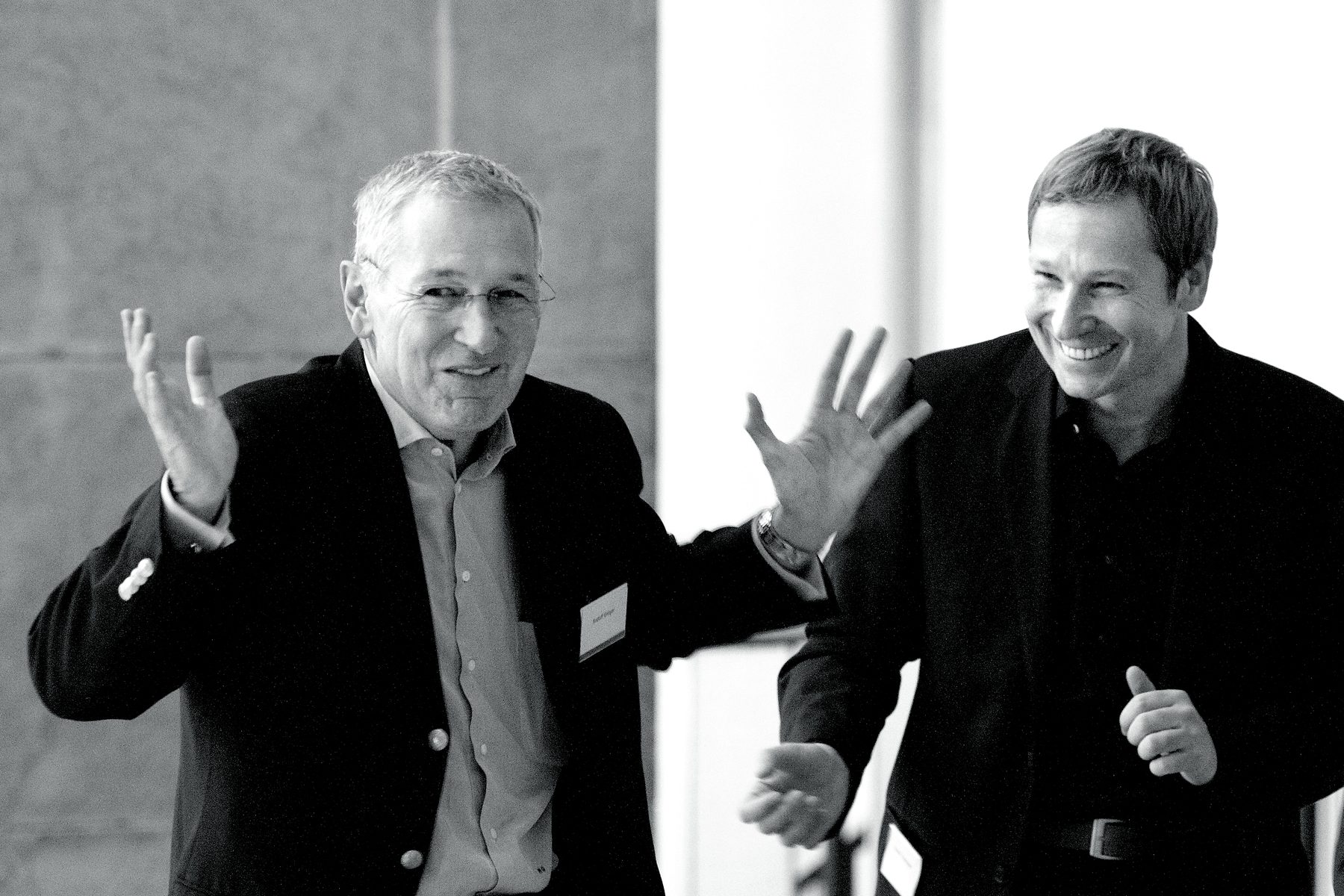 Teilnehmer lachen gemeinsam nach einer Workshop-Session